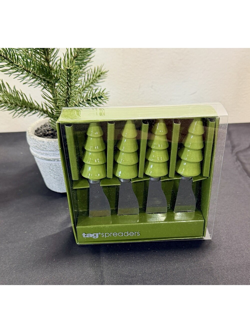 Tag Ltd  Ceramic Christmas Tree Handle Spreader Knife Set